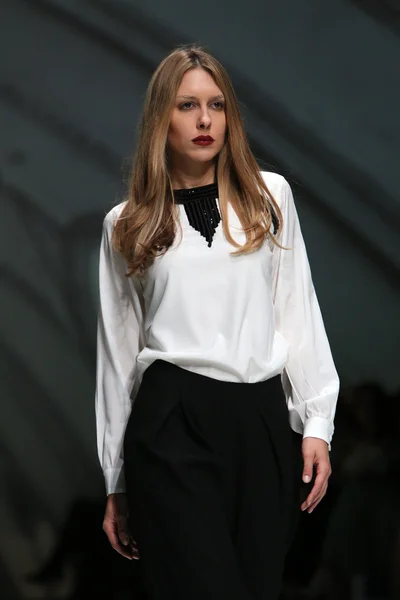 Модель в одежде от Avaro Figlio на Неделе моды в Загребе 9 мая 2014 года в Загребе, Хорватия — стоковое фото