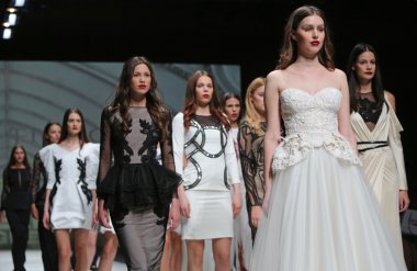 manken üzerinde 09 Nisan 2014, zagreb, Hırvatistan zagreb moda haftasında avaro figlio tarafından tasarlanan kıyafetleri