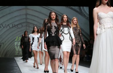 manken üzerinde 09 Nisan 2014, zagreb, Hırvatistan zagreb moda haftasında avaro figlio tarafından tasarlanan kıyafetleri