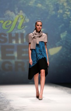 manken üzerinde 09 Nisan 2014, zagreb, Hırvatistan zagreb moda haftasında IVA karacic tarafından tasarlanan kıyafetleri.