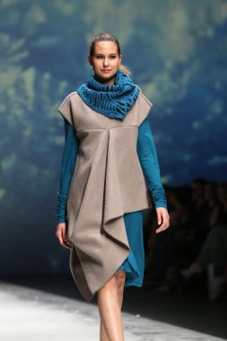 manken üzerinde 09 Nisan 2014, zagreb, Hırvatistan zagreb moda haftasında IVA karacic tarafından tasarlanan kıyafetleri.
