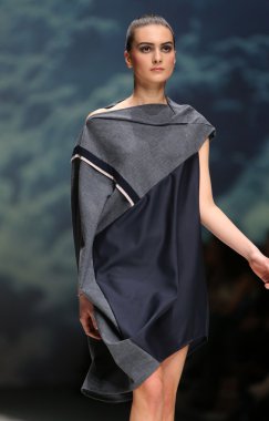 manken üzerinde 09 Nisan 2014, zagreb, Hırvatistan zagreb moda haftasında IVA karacic tarafından tasarlanan kıyafetleri.