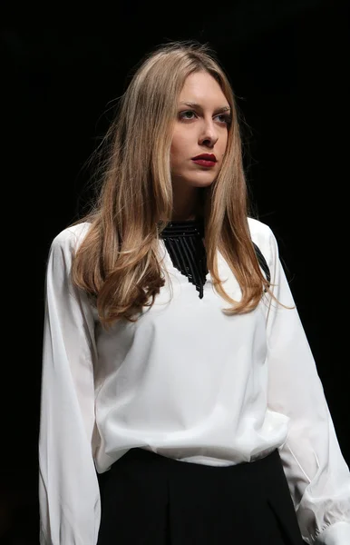 时装模特儿穿上 2014 年 5 月 9 日在克罗地亚萨格勒布萨格勒布时装周上由 avaro 电影设计的衣服 — 图库照片