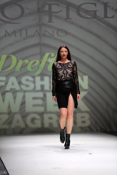 Fashion model dragen van kleding ontworpen door avaro figlio op de zagreb fashionweek op 09 mei 2014 in zagreb, Kroatië — Stockfoto