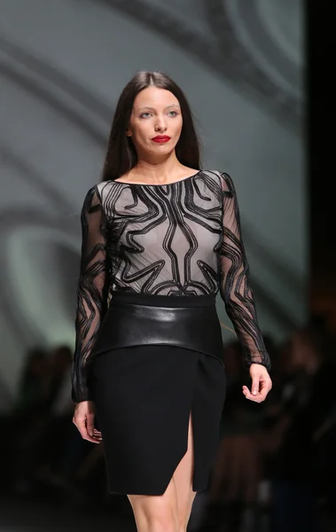 Modelo de moda vestindo roupas desenhadas por Avaro Figlio na Zagreb Fashion Week em 09 de maio de 2014 em Zagreb, Croácia — Fotografia de Stock