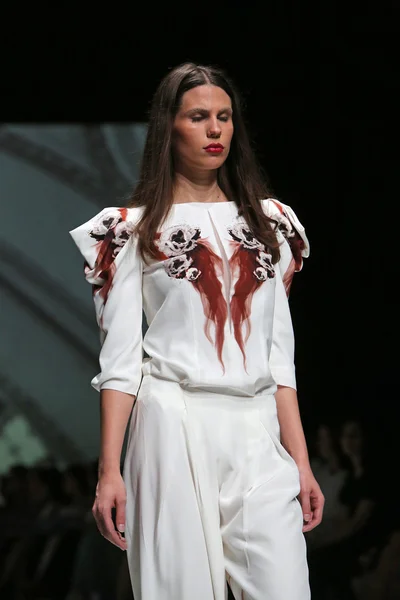 Модель в одежде от Avaro Figlio на Неделе моды в Загребе 9 мая 2014 года в Загребе, Хорватия — стоковое фото