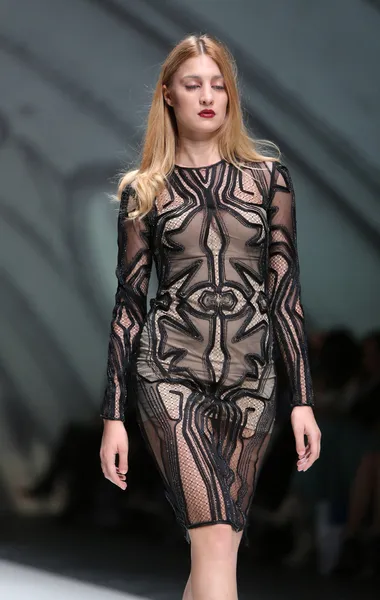 Das Model trägt Kleidung von avaro figlio auf der Zagreber Modewoche am 09. Mai 2014 in Zagreb, Kroatien — Stockfoto