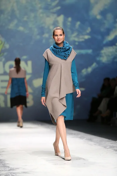 Moda indossando abiti disegnati da Iva Karacic alla Settimana della Moda di Zagabria il 09 maggio 2014 a Zagabria, Croazia . — Foto Stock