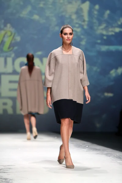 Modelo de moda vestindo roupas projetadas por Iva Karacic na Zagreb Fashion Week em 09 de maio de 2014 em Zagreb, Croácia . — Fotografia de Stock