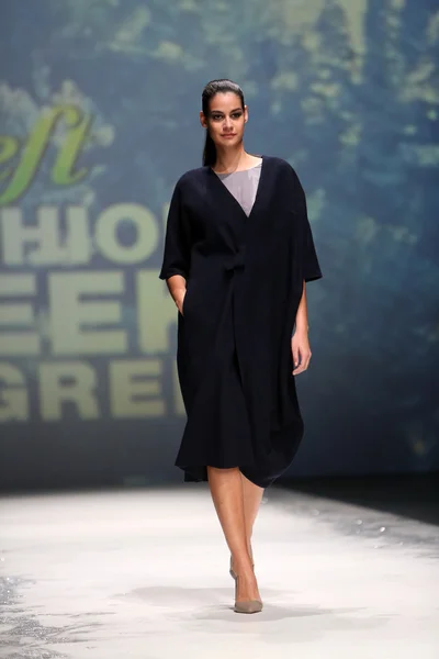 Fashion model dragen van kleding ontworpen door iva karacic op de zagreb fashionweek op 09 mei 2014 in zagreb, Kroatië. — Stockfoto