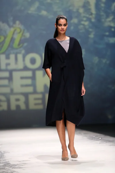 Modelo de moda vestindo roupas projetadas por Iva Karacic na Zagreb Fashion Week em 09 de maio de 2014 em Zagreb, Croácia . — Fotografia de Stock