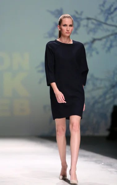 Modelmodel trägt Kleidung von iva karacic auf der Zagreber Modewoche am 09. Mai 2014 in Zagreb, Kroatien. — Stockfoto