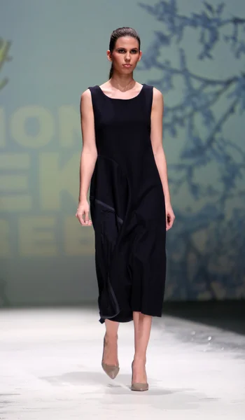 Fashion model dragen van kleding ontworpen door iva karacic op de zagreb fashionweek op 09 mei 2014 in zagreb, Kroatië. — Stockfoto