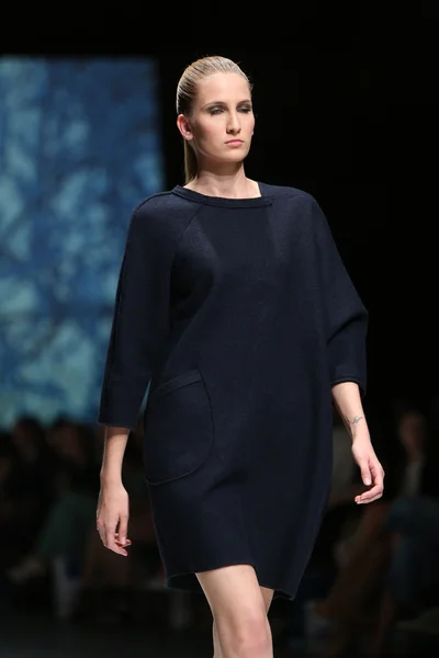 Fashion model dragen van kleding ontworpen door iva karacic op de zagreb fashionweek op 09 mei 2014 in zagreb, Kroatië. — Stockfoto