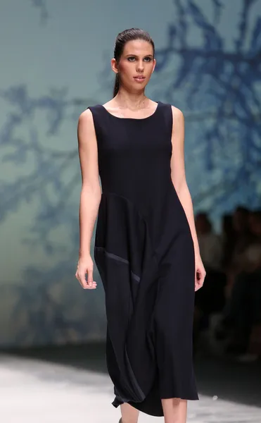 Modelka noszenie ubrania zaprojektowane przez iva karacic na Zagrzeb fashion week w dniu 09 maja 2014 r. w Zagrzebiu, Chorwacja. — Zdjęcie stockowe
