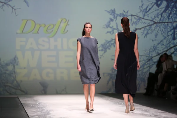 Modelka noszenie ubrania zaprojektowane przez iva karacic na Zagrzeb fashion week w dniu 09 maja 2014 r. w Zagrzebiu, Chorwacja. — Zdjęcie stockowe