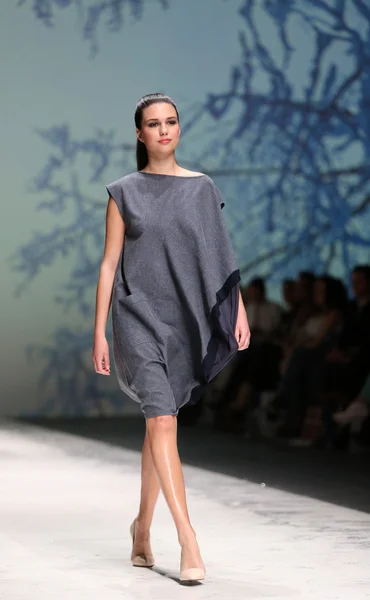 Modelo de moda vestindo roupas projetadas por Iva Karacic na Zagreb Fashion Week em 09 de maio de 2014 em Zagreb, Croácia . — Fotografia de Stock