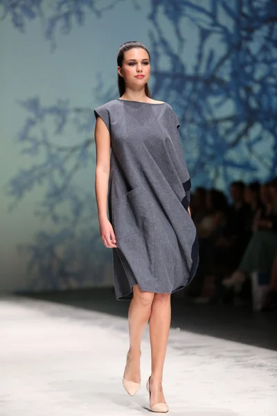 Modelka noszenie ubrania zaprojektowane przez iva karacic na Zagrzeb fashion week w dniu 09 maja 2014 r. w Zagrzebiu, Chorwacja. — Zdjęcie stockowe