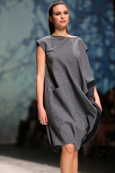 9 मई 2014 को ज़ाग्रेब, क्रोएशिया में ज़ाग्रेब फैशन वीक पर इवा करासिक द्वारा डिजाइन किए गए कपड़े पहनने वाले फैशन मॉडल . — स्टॉक फ़ोटो, इमेज