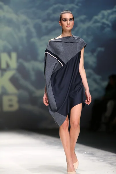 Modelka noszenie ubrania zaprojektowane przez iva karacic na Zagrzeb fashion week w dniu 09 maja 2014 r. w Zagrzebiu, Chorwacja. — Zdjęcie stockowe