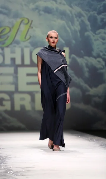 Modelka noszenie ubrania zaprojektowane przez iva karacic na Zagrzeb fashion week w dniu 09 maja 2014 r. w Zagrzebiu, Chorwacja. — Zdjęcie stockowe