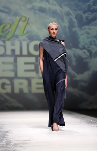 Moda indossando abiti disegnati da Iva Karacic alla Settimana della Moda di Zagabria il 09 maggio 2014 a Zagabria, Croazia . — Foto Stock