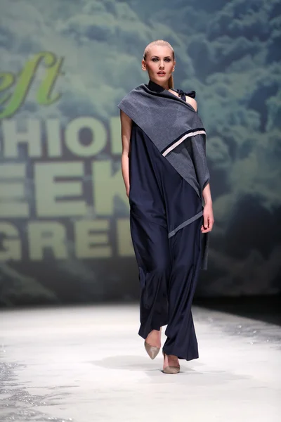Модная модель в одежде, разработанной Ивой Карачич на Неделе Моды в Загребе, 9 мая 2014 года . — стоковое фото