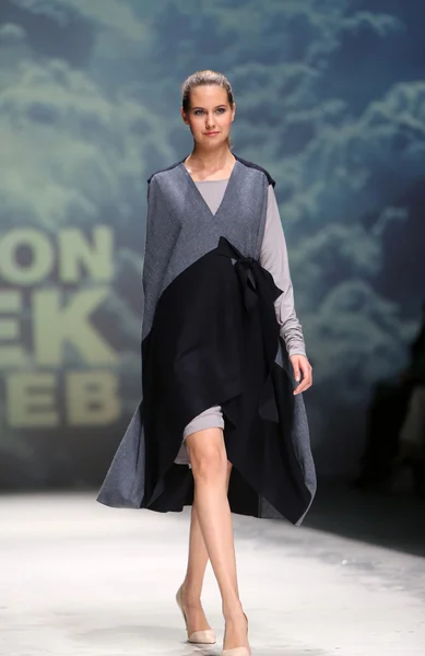 Modelka noszenie ubrania zaprojektowane przez iva karacic na Zagrzeb fashion week w dniu 09 maja 2014 r. w Zagrzebiu, Chorwacja. — Zdjęcie stockowe