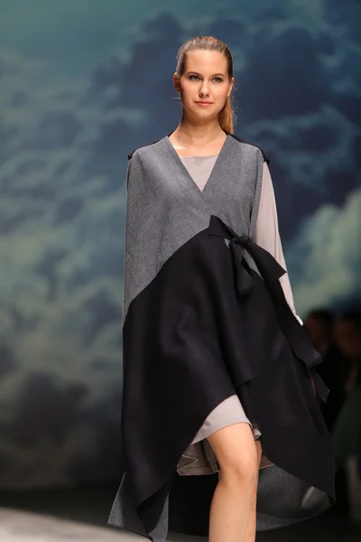 Divat-model ruháit tervezte iva karacic a zágrábi divat héten május 09, 2014-Zágráb, Horvátország. — Stock Fotó