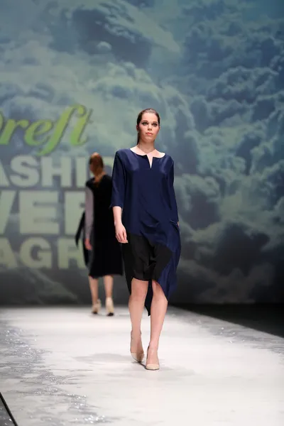时装模特儿穿上 2014 年 5 月 9 日在克罗地亚萨格勒布萨格勒布时装周上由 iva karacic 设计的衣服. — 图库照片