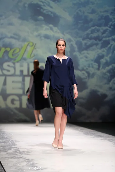 时装模特儿穿上 2014 年 5 月 9 日在克罗地亚萨格勒布萨格勒布时装周上由 iva karacic 设计的衣服. — 图库照片