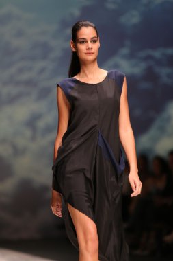 manken üzerinde 09 Nisan 2014, zagreb, Hırvatistan zagreb moda haftasında IVA karacic tarafından tasarlanan kıyafetleri.