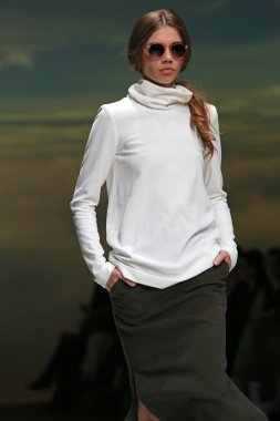 manken üzerinde 09 Nisan 2014, zagreb, Hırvatistan zagreb moda haftasında kralj ve krajina tarafından tasarlanan kıyafetleri