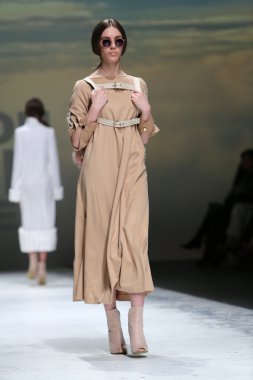 manken üzerinde 09 Nisan 2014, zagreb, Hırvatistan zagreb moda haftasında kralj ve krajina tarafından tasarlanan kıyafetleri