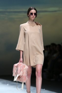 manken üzerinde 09 Nisan 2014, zagreb, Hırvatistan zagreb moda haftasında kralj ve krajina tarafından tasarlanan kıyafetleri