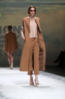 manken üzerinde 09 Nisan 2014, zagreb, Hırvatistan zagreb moda haftasında kralj ve krajina tarafından tasarlanan kıyafetleri