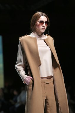 manken üzerinde 09 Nisan 2014, zagreb, Hırvatistan zagreb moda haftasında kralj ve krajina tarafından tasarlanan kıyafetleri