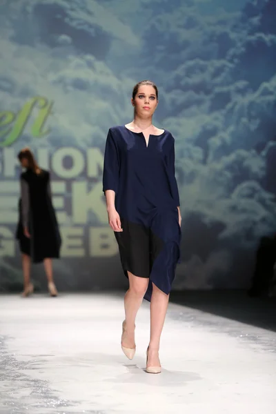Modelo de moda con ropa diseñada por Iva Karacic en la Semana de la Moda de Zagreb el 09 de mayo de 2014 en Zagreb, Croacia . — Foto de Stock
