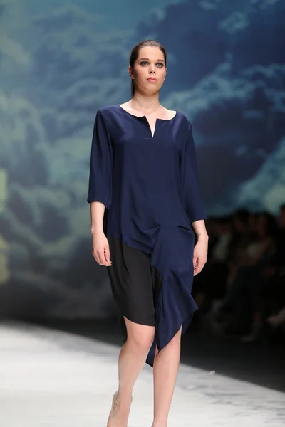 Fashion model dragen van kleding ontworpen door iva karacic op de zagreb fashionweek op 09 mei 2014 in zagreb, Kroatië. — Stockfoto