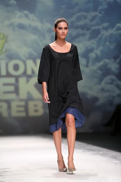 Модная модель в одежде, разработанной Ивой Карачич на Неделе Моды в Загребе, 9 мая 2014 года . — стоковое фото