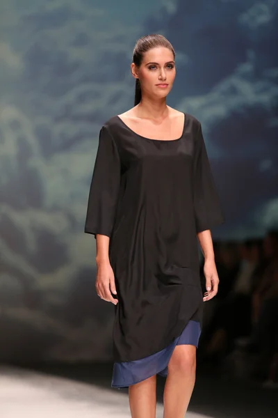 Fashion model dragen van kleding ontworpen door iva karacic op de zagreb fashionweek op 09 mei 2014 in zagreb, Kroatië. — Stockfoto