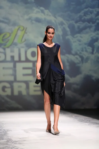Fashion model dragen van kleding ontworpen door iva karacic op de zagreb fashionweek op 09 mei 2014 in zagreb, Kroatië. — Stockfoto