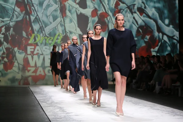 Modell bär kläder designade av iva karacic på modeveckan zagreb den 09 maj, 2014 i zagreb, Kroatien. — Stockfoto