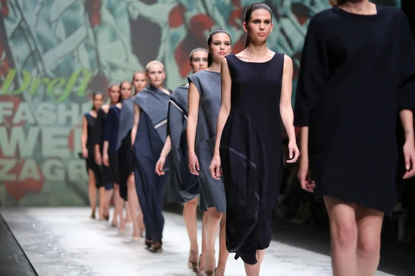 Fashion model wearing clothes designed by Iva Karacic on the Zagreb Fashion Week on May 09, 2014 in Zagreb, Croatia. — Stock Photo, Image