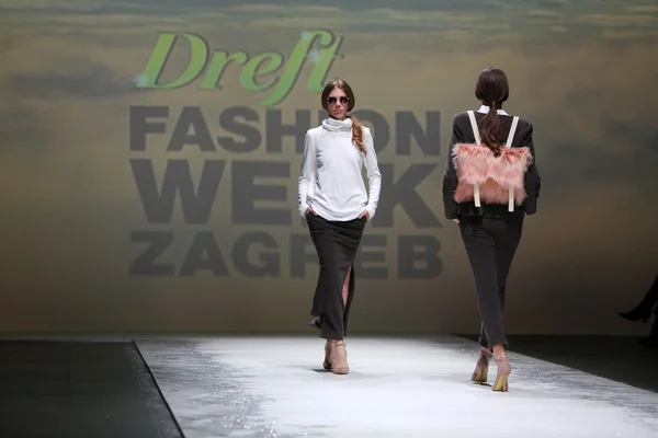 Fashion model dragen van kleding ontworpen door kralj en krajina op de zagreb fashionweek op 09 mei 2014 in zagreb, Kroatië — Stockfoto