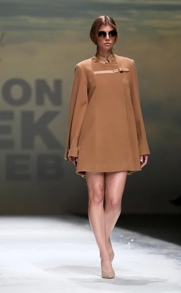 Modelo de moda vestindo roupas projetadas por Kralj e Krajina na Zagreb Fashion Week em 09 de maio de 2014 em Zagreb, Croácia — Fotografia de Stock