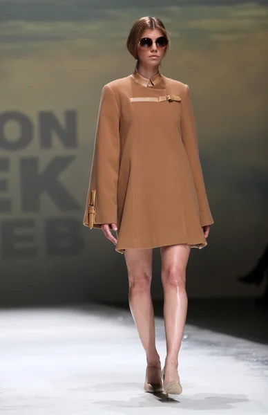 Fashion model dragen van kleding ontworpen door kralj en krajina op de zagreb fashionweek op 09 mei 2014 in zagreb, Kroatië — Stockfoto
