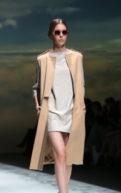 manken üzerinde 09 Nisan 2014, zagreb, Hırvatistan zagreb moda haftasında kralj ve krajina tarafından tasarlanan kıyafetleri