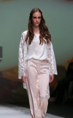 monika sablic üzerinde 09 Mayıs 2014, zagreb, Hırvatistan zagreb moda haftasında tarafından tasarlanan kıyafetleri moda model.