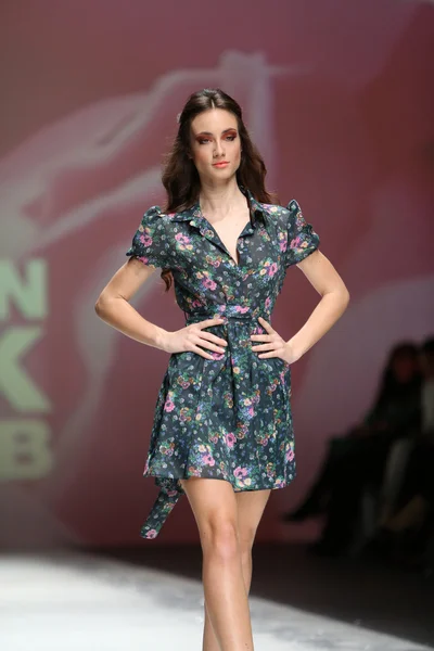 モニカー 2014 年 5 月 9 日ザグレブ、クロアチアのザグレブ ・ ファッション ・ ウィークに sablic によって設計された服を着てファッション モデル. — ストック写真
